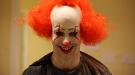 Mann med klovnesminke inspirert av IT.